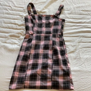 Tajt, Rosa hm klänning - Från H&M. Det är en tajt klänning men fortfarande lite stretchig. Rosa och Svart. Bekväm och har en dragkedja. Säljer för att den är för liten. Bra material! Frakt som står gäller INTE utan diskuteras privat istället!