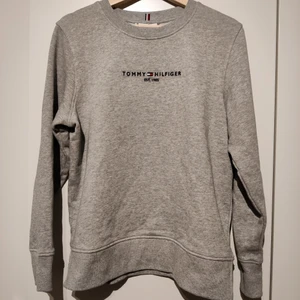 Tommy Hilfiger sweater - Sweater från Tommy Hilfiger i storlek medium men skulle säga att den sitter mer som en small. Som ny.