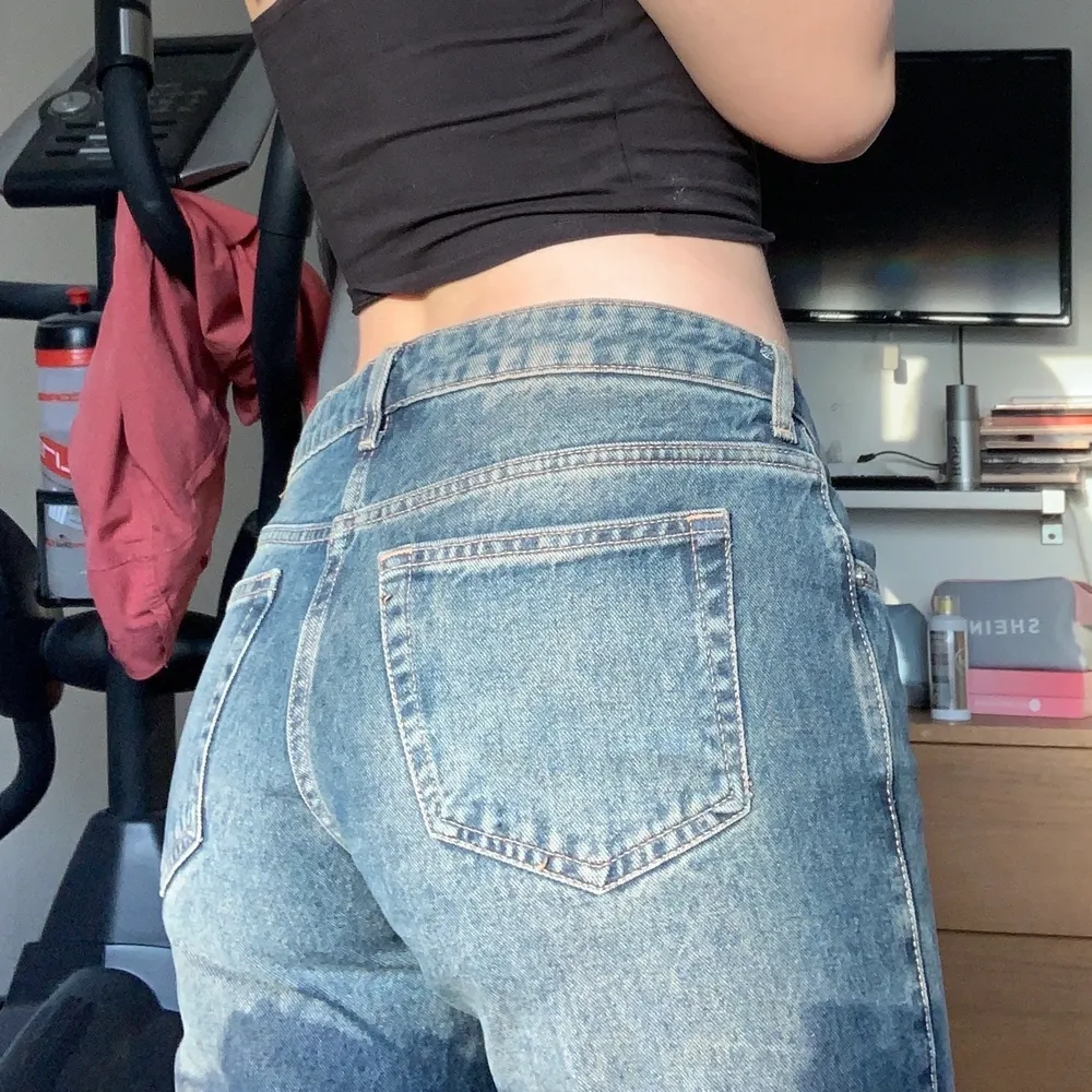 lågmidjade jeans från weekday! nyskick. lite förlängda längst ner, skriv privat för fler bilder, jag är 168cm lång <3 nypris 500 💗. Jeans & Byxor.