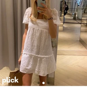 Vit sommarklänning 🍭🍭 - Klänning från hm🍬🍬bilden är lånad🍭🍭säljer då den är för liten🍭🍭med lappen kvar❤️‍🔥❤️‍🔥buda från 200kr alt köp direkt för 400+ frakt🥰🍭första bilden är lånad