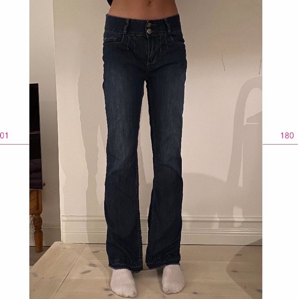 Säljer världens finaste lågmidjadejeans!! Modellen på bilden är 180 cm och när i vanligafall 34/ liten 36 i jeans❣️Kom med bud!!. Jeans & Byxor.