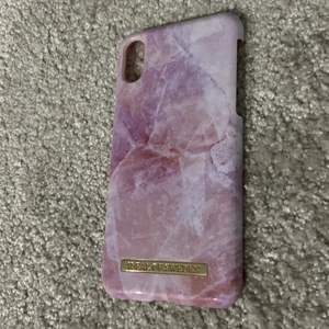 Telefonskal - Ett rosa marmor mobil skal från ideal of sweden nytt skick, säljer alla mina mobil skal för jag har bytt mobil. Funkar för iPhone X och XS