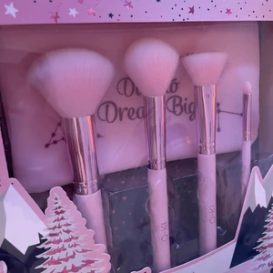 Oanvänd borstar  - Bilden nummer två står priset på nätet.  Fina borstar för fina tjejer 🙂.    Hämtas i Tyresö eller T-centralen.