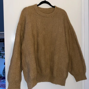 STICKAD TRÖJA - Brun stickad tröja, storlek L. 60kr + frakt 