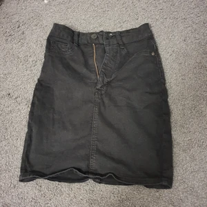 Kjol - Svart jeanskjol, från Gina tricot i storlek xs. Använd några gånger men i jättebra skick (säljer då den bara är liten på mig). Den är mörkare i verkligheten. Kan fraktas men köparen står för frakten. 💕