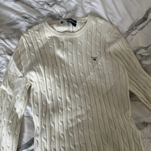 S - Säljer denna fina tröjan från GANT.se , köptes för 1200kr men säljer för 550kr. Tröjan är helt ny aldrig använt 