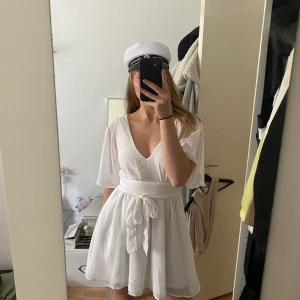 Studentklänning  - Supersöt klänning som är helt ny! Inte använt då jag själv bestämt mig för en annan 🥰🤍