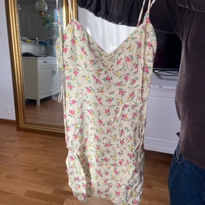 Zara klänning gul  - Säljer nu min absoluta favoritklänning från Zara då den blivit för liten för mig 😫 Supersvårt att få en bra bild på men så sjukt fin på och bra tyg. Storlek S men skulle snarare säga XS. 