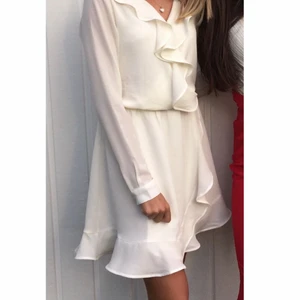 Vit klänning Object - Säljer denna vita klänning från Object som passar perfekt till student/skolavslutning ✨ Storlek 34 men passar även mig som vanligtvis har storlek 36, använd vid ett tillfälle så den är i fint skick. Kan skicka eller mötas upp i Göteborg!