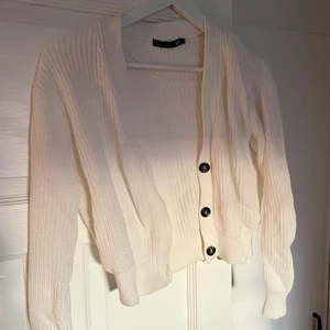 Vit virkad kofta - Fin somrig vit virkad kofta med en liten cropad modell i storlek XS🌼 koftan är köpt från lager 157 och jag säljer den då den ej kommer till användning i min garderob.