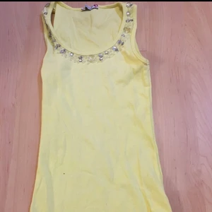 Ribbat linne i ca storlek XS/S - Oanvänt ribbat linne. Hittar ingen riktig storlekslapp men uppskattar att det är cirka storlek XS/S. 