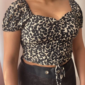 Blus  - Somrig blus med puff armar och Knyt detalj 