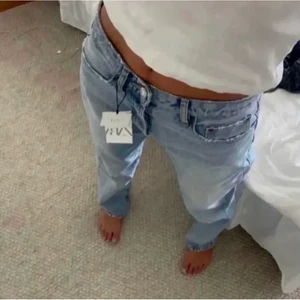 Midrise jeans Zara - Säljer nu mina jättefina midrise jeans från Zara. De sitter fint lite oversized på mig som har 36 i vanliga fall🥰 KÖP DIREKT 230 kr