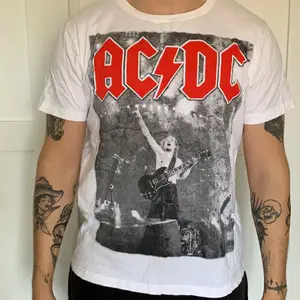 AC/DC t-shirt! Inköpt för ca 2 år sedan. Fint skick! Storlek XL