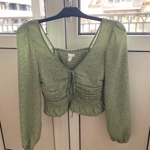 Grön/vit blommig top - Grön/vit blommig långärmad top! Köpt från h&m i storlek xs! Säljer pga kommer ej till användning! Frakt ingår i pris!