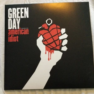 American idiot vinyl - Endast spelad 1-2 ska vara i bra skick men har ej kunnat prov spela pga trasig spelare. Kommer med 2 skivor. Skriv om du vill se fler bilder eller har några frågor🖤 pris kan diskuteras. (om du hittar några större repor eller liknande så kan du få en del av pengarna tillbaka)
