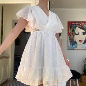 Säljer denna underbara klänning, perfekt till studenten!😍 storlek xs men passar s också. Köp direkt för 200kr😊