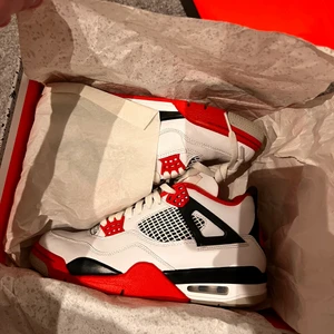 Jordan 4 fire red  - * JORDAN 4 FIRE RED  STL: 40.5  PRIS: 4000kr all in  Cond: 9/10 (MER BILDER I PM)