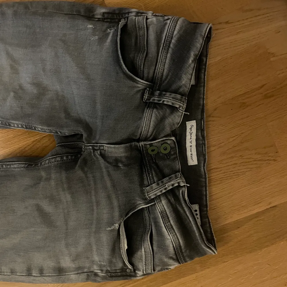 Jag säljer dessa snygga low waist jeansen från zalando, köpte det för 999kr och säljer det för 599kr men priset kan diskuteras. Det är ästintill aldrig använda 💗 Är 28/34 men passar mig som har 28/30 i vanligtvis. . Jeans & Byxor.