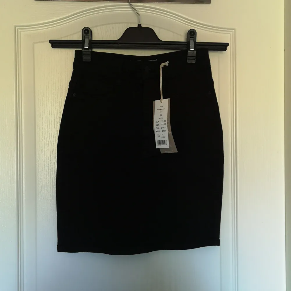 Snygg och figursmickrande svart kjol. Normal i strl och i stretchigt material. Lapp fortfarande kvar och då pris 279.. Kjolar.