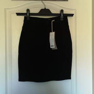 Snygg och figursmickrande svart kjol. Normal i strl och i stretchigt material. Lapp fortfarande kvar och då pris 279.