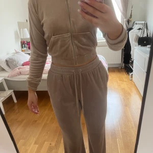 Mjukis sett  - Mjukis sett från hm, jätte mysigt material. Storlek S i tröjan och L i byxorna. Går att köpa separat  ❌inga returer 💌köparen står för frakt  📍möts upp i Stockholm 