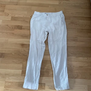 Linnebyxor - Säljer dessa linnebyxor från uniqlo då de börjar bli för små. De är otroligt snygga med en bra passform och är dessutom i mycket bra skick. 