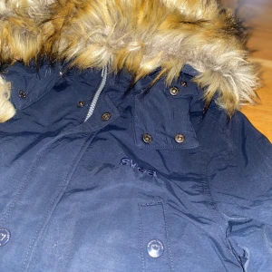 Fin jacka från Svea storlek 170 - Marinblå jacka från Svea storlek 170