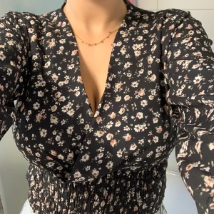 Blommig topp - Jätte Fin topp från hailys i stl M men är ganska stretchig, använt bara fåtal gånger!❤️