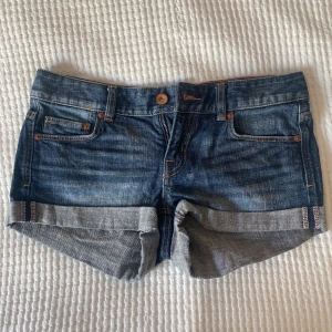 Lågmidjade jeansshorts  - Lågmidjade jeansshorts från 2000 talet. I mycket gott skick och har rosa detaljer.