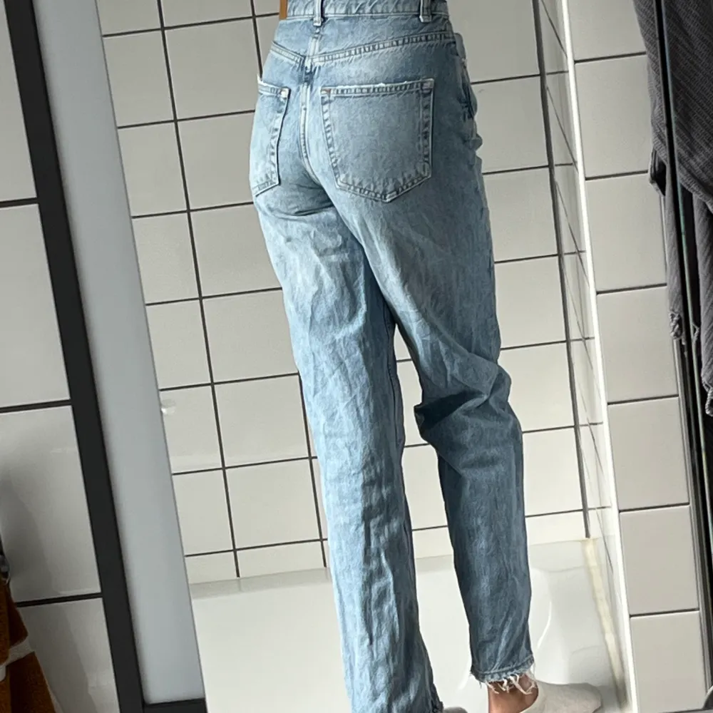 Jättefina 90s high waist jeans från Gina strl 32. Säljer då de inte kommer till användning! Nypris: 600kr mitt pris: 200kr. Jeans & Byxor.