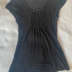 Svart topp - Svart t-shirt topp i mycket gott skick. Vintage h&m.