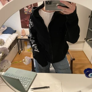 Stickad kofta - Stickad oversized kofta från t-traxx i xl men passar mig med xs på ett najs oversize sätt. Skit cool men bland annat en tiger på ryggen och texten ”restricted” på armen
