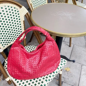 Bottega Veneta campana medium vintage  - Bottega Veneta campana medium vintage Mått W40,H22. Kan skickas flera bilder vid intresserad.  Finns ute på Tradera och Plick. Kan ordna äkthetsintyg som önska kostar 400kr. Väskan hämtas på Vasastan eller fraktas.