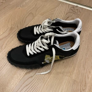 Kenzo Sneakers - Kenzo sneakers, både dam och herr, använda bara 3 gånger, köpta i Paris, storlek 40 men mer som 39. 