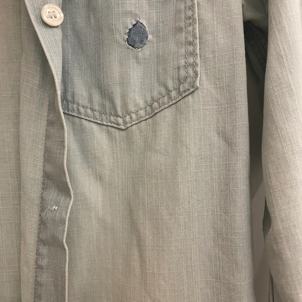Blå/grön skjorta med jeans liknade material. Storlek xs, men ganska oversized. Från Made in the shade . Skjortor.