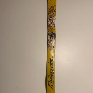 ED HARDY BÄLTE MED RHINESTONES - Säljer detta as feta ed hardy bälte med rihnestones! Synd att behöva sälja men jag säljer då jag behöver pengar. (Pris kan diskuteras)