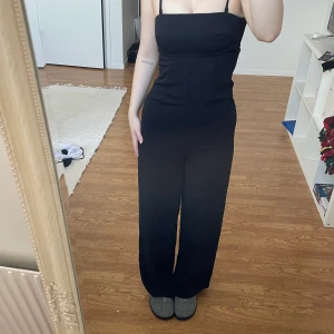 Jumpsuit stl 34 - Säljer min favorit jumpsuit från hm i stl 34 då den tyvärr har blivit för liten i bysten för mig. Men den är super bekväm och super fin, kan kläs upp och ner! Jag är 162cm för referens 💗 Kunden står för frakt 