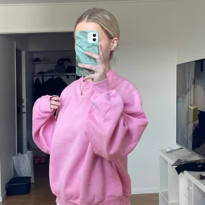 Sweatshirt stl xs - Säljer nu min älskade tjocktröja från Nelly, det är stl xs men då den är oversized så passar den även på s och kanske m då det beror på hur man vill ha den. Jag är 162cm och för reverens Kunden står för frakt 