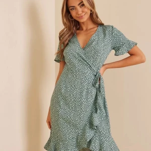 Only klänning grön - En blommig klänning från Only. Oanvänd.  Storlek 36 men passar även 34!! 