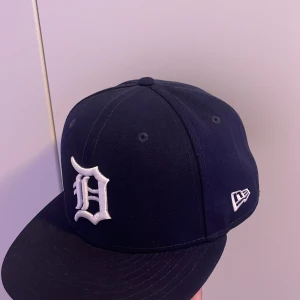59/fifty keps  - Jag säljer min 59/fifty keps för ett mycket fördelaktigt pris då jag inte har använt kepsen så mycket   Köpt för 500kr från Hattstore Säljer för 300, men pris kan diskuteras 