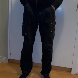 Fjällräven byxor G-1000 - Hej, nu säljer jag ett par fjällräven byxor i herr modell storlek M passar även S, nypris ca 2000 dom är använd ett fåtal gånger☺️
