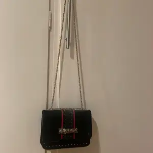 Medium/ liten handväska. Köptes i UK men kommer inte ihåg butik. ❤️