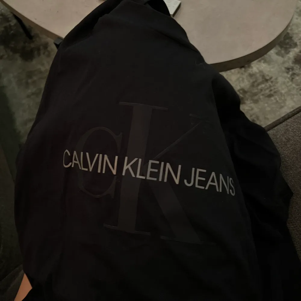 En svart tisha från Calvin Klein som säljes pga används inte tillräckligt. På andra bilden ser man hur loggan ser ut då det är svårt att se på första. Nypris ligger runt 800kr, säljes för 250+frakt💕. T-shirts.