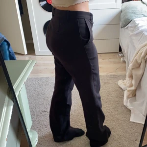 Kostymbyxor  - Säljer dom här fina kostymbyxorna från Nelly eller na-kd jag minns inte riktigt, jätte fina i bra skick💖 jag är väldigt kort så här på bilden är dom uppsydda men det tar jag bort innan de skickas💖 skriv för fler bilder och frågor🥰