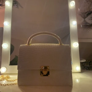 Handväska - Säljer nu denna jättefina vita handväska som är gullig till allt.