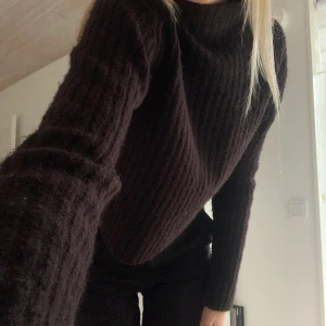 Svart stickad tröja  - Super fin svart stickad tröja💓💓 Köpt på monki för 250kr. Sparsamt använder, säljer då den tyvärr inte kommer till så mycket användning🥰
