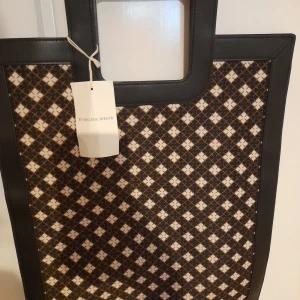 Malene Birger-Tatao shoppingväskan - Säljer min helt nya och oanvända malene birger väska.