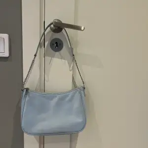 Fin ljusblå väska som rymmer väldigt mycket. 
