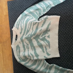 Stickad tröja men zebra mönster - En jätte fin stickad tröja, storleken är 2. Och har bara används ett få tal gånger